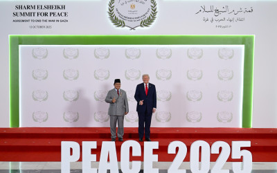 Pose Jempol Prabowo Warnai Hangatnya Sesi Foto Pemimpin Dunia di KTT Perdamaian Gaza