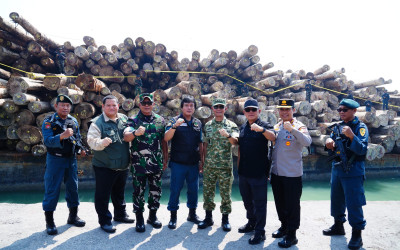Negara Sita 4.610 Meter Kubik Kayu Hutan Spora di Pelabuhan Jawa Timur