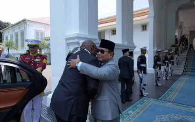 Momen Pelukan Persahabatan Prabowo Sambut Kedatangan Presiden Afrika Selatan Ramaphosa di Indonesia