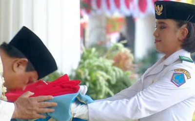 Presiden Prabowo Subianto Cium Sang Saka Merah Putih Sebelum Dikibarkan