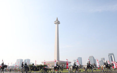 Tonton Kirab HUT RI, Warga Tomang Bawa Bambu Runcing dan Tombak ke Monas