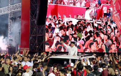 Momen Prabowo Disambut Lautan Warga saat Malam Karnaval Bersatu di Monas