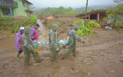 Evakuasi Korban Banjir Bandang di Malalak Sumatera Barat