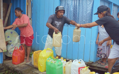Antrean Minyak Tanah di Kota Sorong