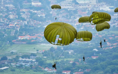 Latihan Terjun Statis Pasis Marinir AAL 71