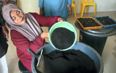 UMKM Aceh Olah Ampas Kopi Jadi Briket