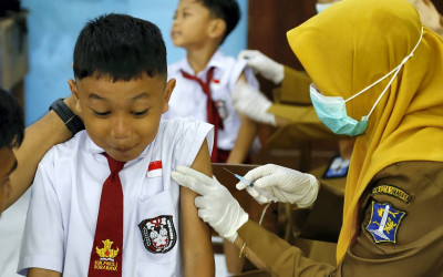 Bulan Imunisasi Anak Sekolah di Surabaya