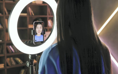 Upaya Pencegahan Hoax Komdigi Berencana Terapkan Sertifikasi Influencer, Bagaimana Respon Publik?
