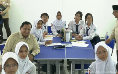 Presiden Prabowo Sempatkan Ikut Belajar Bareng Siswa di Momen Peresmian Program Digitalisasi Pembelajaran