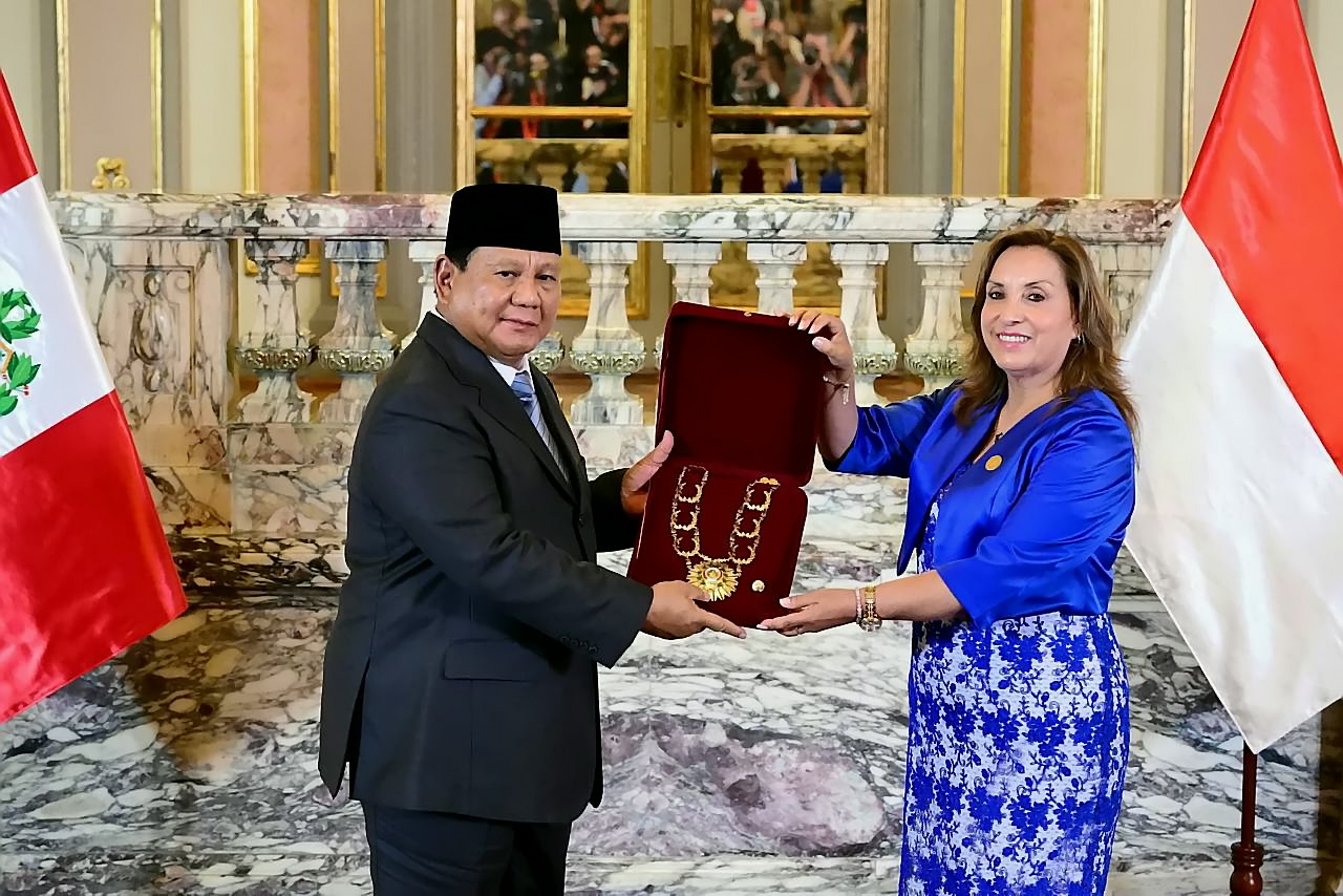 “Grand Cross of the Order of the Sun of Peru” oleh Pemerintah Peru diserahkan Presiden Peru Dina Boluarte, di Istana Pemerintahan, Lima, Kamis, 14 November 2024, sebagai bentuk pengakuan atas jasa luar biasa yang diberikan bagi negara dan bangsa Peru. [Tim Media Presiden]