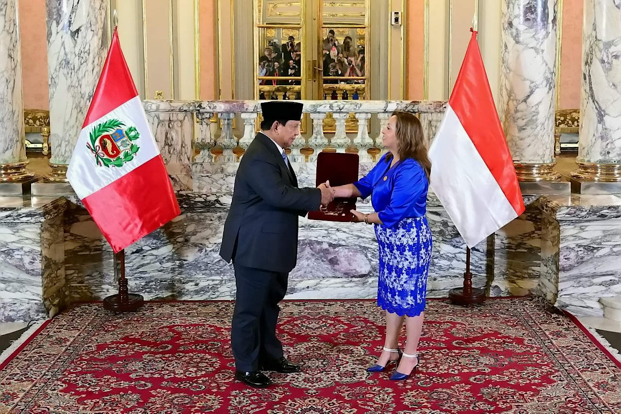 “Grand Cross of the Order of the Sun of Peru” oleh Pemerintah Peru diserahkan Presiden Peru Dina Boluarte, di Istana Pemerintahan, Lima, Kamis, 14 November 2024, sebagai bentuk pengakuan atas jasa luar biasa yang diberikan bagi negara dan bangsa Peru. [Tim Media Presiden]