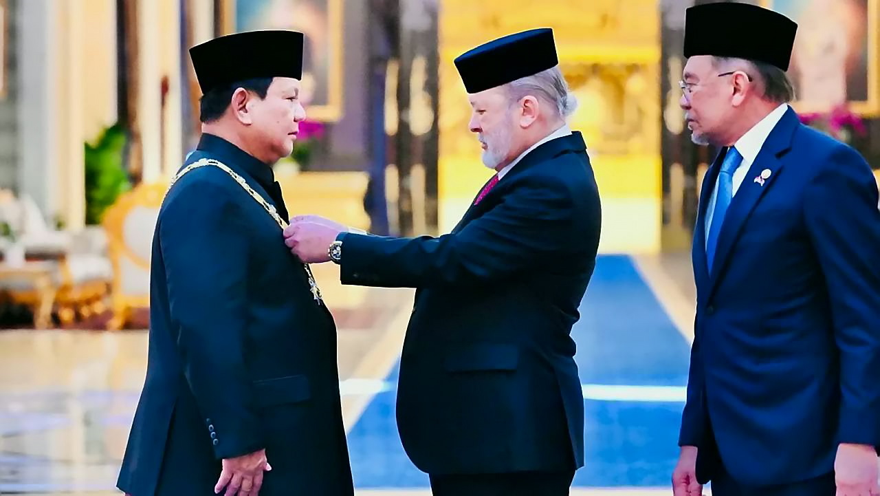 "Darjah Kerabat Johor Yang Amat Dihormati Pangkat Pertama" (D.K I Johor) yang diserahkan Yang di-Pertuan Agong XVII Sultan Ibrahim, di Malaysia, Senin, 27 Januari 2025, yang diberikan kepada raja-raja Melayu, kerabat dekat kerajaan, serta pemimpin negara asing yang berjasa dalam memperkuat hubungan bilateral. selain itu penghargaan ini menjadi simbol penghormatan atas kontribusi kepemimpinan Indonesia dalam menjaga stabilitas kawasan dan memajukan kolaborasi antarnegara. [Tim Media Presiden]