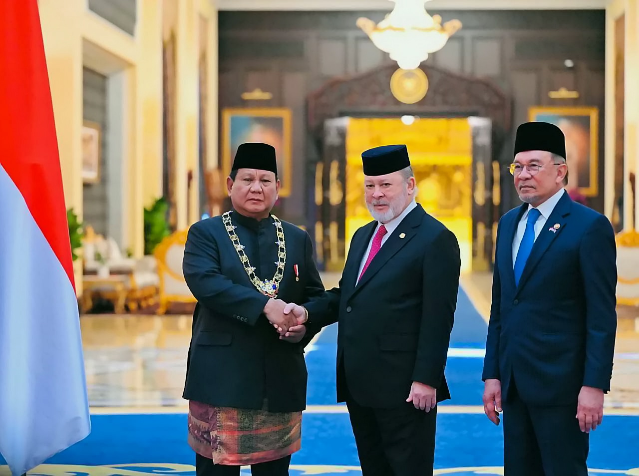 "Darjah Kerabat Johor Yang Amat Dihormati Pangkat Pertama" (D.K I Johor) yang diserahkan Yang di-Pertuan Agong XVII Sultan Ibrahim, di Malaysia, Senin, 27 Januari 2025, yang diberikan kepada raja-raja Melayu, kerabat dekat kerajaan, serta pemimpin negara asing yang berjasa dalam memperkuat hubungan bilateral. selain itu penghargaan ini menjadi simbol penghormatan atas kontribusi kepemimpinan Indonesia dalam menjaga stabilitas kawasan dan memajukan kolaborasi antarnegara. [Tim Media Presiden]