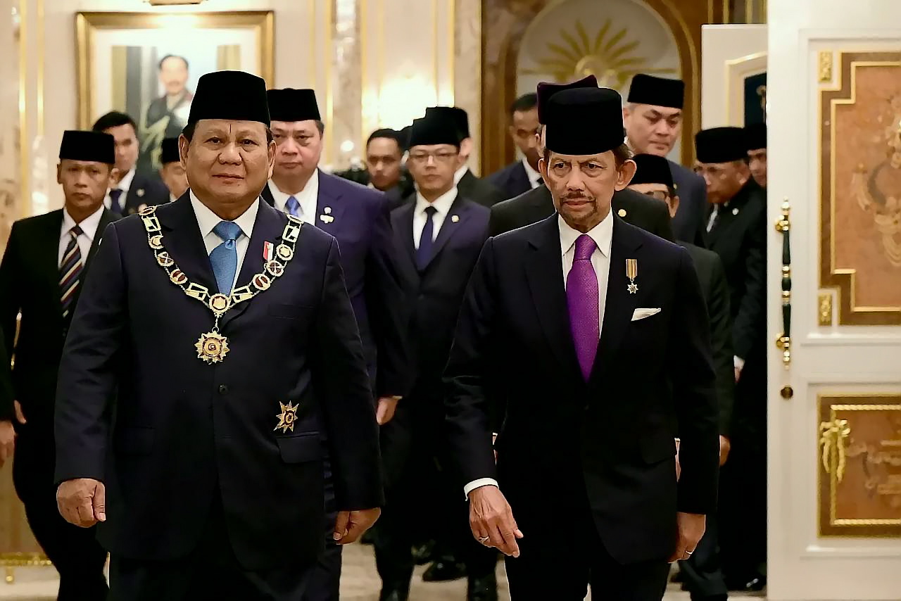 Bintang Kebesaran Negara Brunei Darussalam “Darjah Kerabat Laila Utama Yang Amat Dihormati” (D.K.L.U) dari Sultan Hassanal Bolkiah dalam kunjungan kenegaraannya ke Brunei Darussalam, di Istana Nurul Iman, Bandar Seri Begawan, Rabu, 14 Mei 2025, yang diberikan sebagai bentuk penghormatan tertinggi dari Kesultanan Brunei yang diberikan kepada para kepala negara dan pemimpin dunia yang dianggap berjasa dalam memajukan hubungan persahabatan dan kerja sama. [Tim Media Presiden]