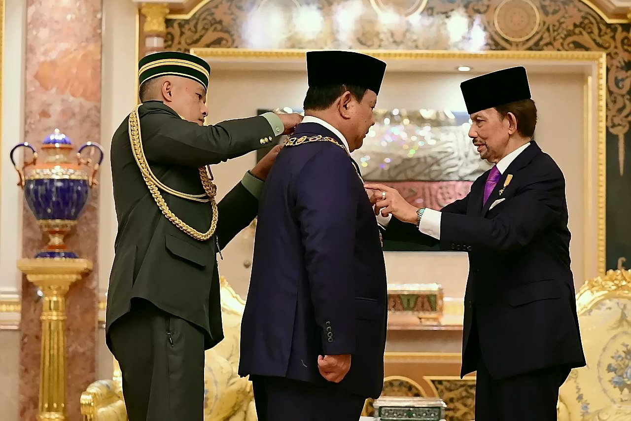 Bintang Kebesaran Negara Brunei Darussalam “Darjah Kerabat Laila Utama Yang Amat Dihormati” (D.K.L.U) dari Sultan Hassanal Bolkiah dalam kunjungan kenegaraannya ke Brunei Darussalam, di Istana Nurul Iman, Bandar Seri Begawan, Rabu, 14 Mei 2025, yang diberikan sebagai bentuk penghormatan tertinggi dari Kesultanan Brunei yang diberikan kepada para kepala negara dan pemimpin dunia yang dianggap berjasa dalam memajukan hubungan persahabatan dan kerja sama. [Tim Media Presiden]