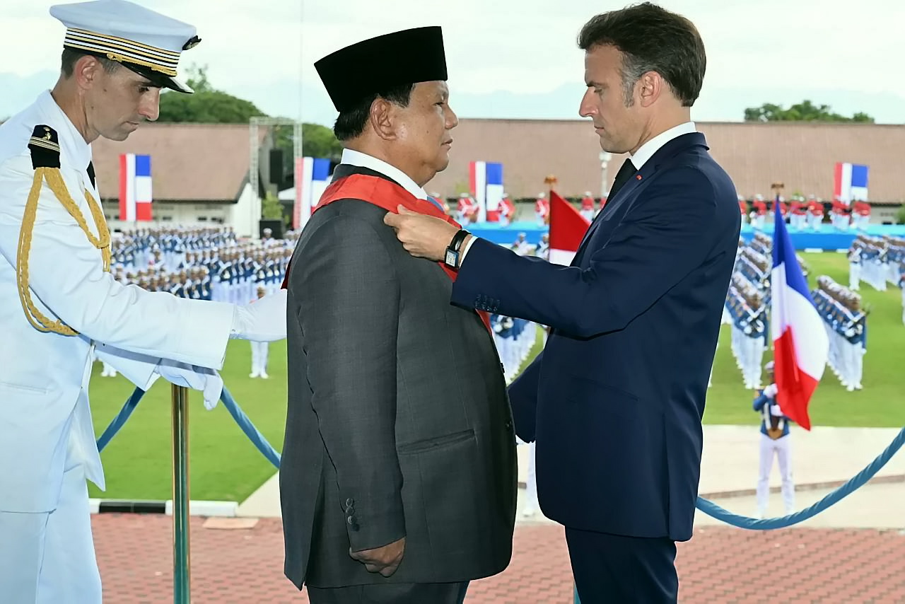 "Grand Croix de la Légion d’Honneur" dari Presiden Republik Prancis Emmanuel Macron dalam upacara penyambutan kunjungan kenegaraan, di Lapangan Pancasila, Akademi Militer (Akmil) Magelang, Jawa Tengah, Kamis, 29 Mei 2025, yang diberikan sebagai pengakuan pencapaian luar biasa dalam pengabdian kepada negara dan sosok-sosok luar biasa yang dinilai telah memberikan jasa besar, baik di tingkat sipil maupun militer. [Tim Media Presiden]