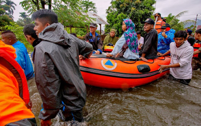 Evakuasi Warga Terjebak Banjir di Kota Padang