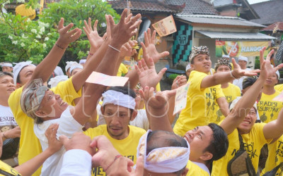 Tradisi Mesuryak di Tabanan Bali