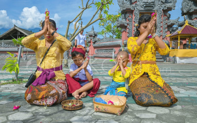 Persembahyangan Hari Raya Kuningan di Palu