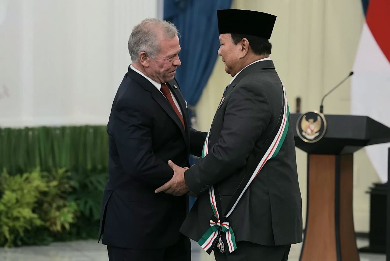 “The Bejewelled Grand Cordon of Al Nahda” (Order of the Renaissance) dari Raja Kerajaan Yordania Hasyimiah, Raja Abdullah II ibn Al Hussein, di Istana Merdeka, Jakarta, Kamis, 14 Nopember 2025, yang diberikan sebagai pengakuan dan penghormatan Raja Abdullah II ibn Al Hussein atas kontribusi Presiden Prabowo dalam memperkuat hubungan bilateral antara Indonesia dan Yordania, khususnya dalam kerja sama di bidang kemanusiaan, stabilitas kawasan, pertahanan, dan isu-isu global yang menjadi perhatian kedua negara. [Tim Media Presiden]
