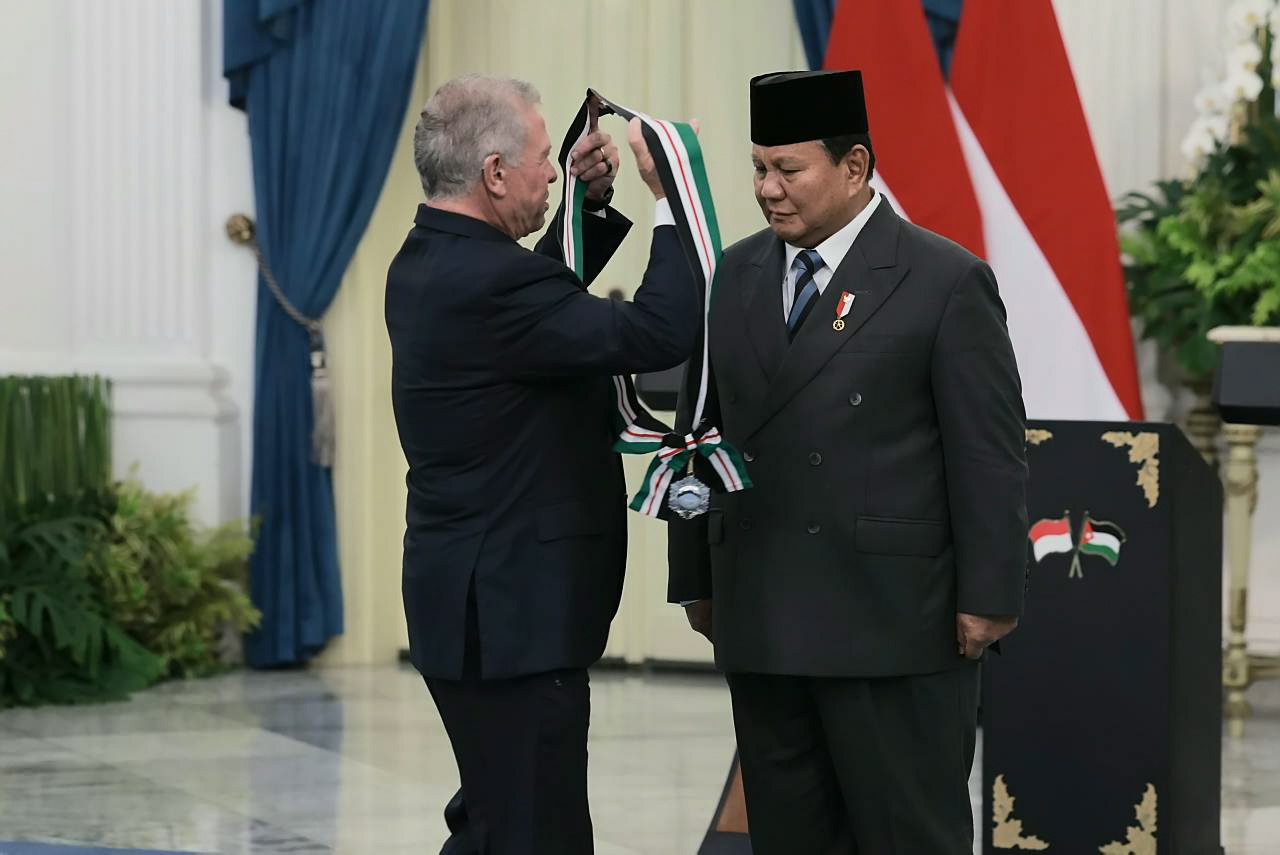 “The Bejewelled Grand Cordon of Al Nahda” (Order of the Renaissance) dari Raja Kerajaan Yordania Hasyimiah, Raja Abdullah II ibn Al Hussein, di Istana Merdeka, Jakarta, Kamis, 14 Nopember 2025, yang diberikan sebagai pengakuan dan penghormatan Raja Abdullah II ibn Al Hussein atas kontribusi Presiden Prabowo dalam memperkuat hubungan bilateral antara Indonesia dan Yordania, khususnya dalam kerja sama di bidang kemanusiaan, stabilitas kawasan, pertahanan, dan isu-isu global yang menjadi perhatian kedua negara. [Tim Media Presiden]