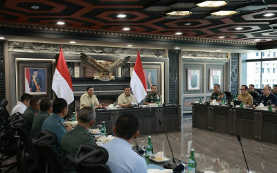 Presiden Prabowo Pimpin Rapat di Mabes TNI