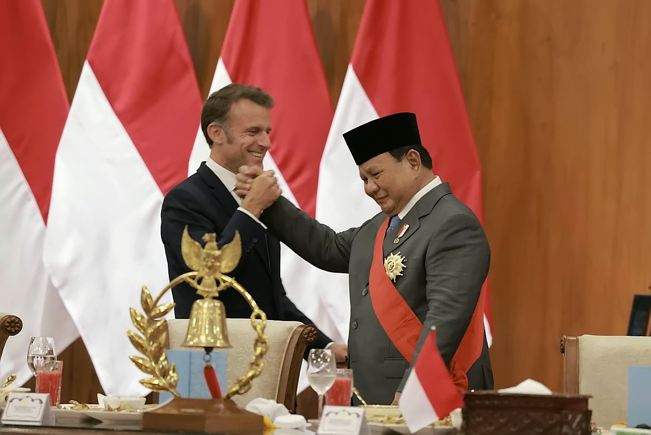 "Grand Croix de la Légion d’Honneur" dari Presiden Republik Prancis Emmanuel Macron dalam upacara penyambutan kunjungan kenegaraan, di Lapangan Pancasila, Akademi Militer (Akmil) Magelang, Jawa Tengah, Kamis, 29 Mei 2025, yang diberikan sebagai pengakuan pencapaian luar biasa dalam pengabdian kepada negara dan sosok-sosok luar biasa yang dinilai telah memberikan jasa besar, baik di tingkat sipil maupun militer. [Tim Media Presiden]