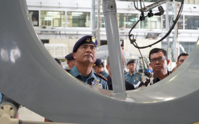 Danpuspenerbal Tinjau Perbaikan Heli Panther dan Progress CN 235 Pesanan TNI AL di PT DI