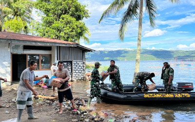 TNI Berjalan Kaki Sejauh 5 Km, Tembus Bantuan untuk 3 Desa Terdampak Banjir Sumut yang Masih Terisolasi