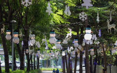 Ornamen Natal Hiasi Trotoar Jalan Sudirman