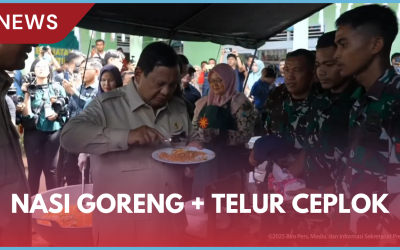 Momen Presiden Prabowo Santap Nasi Goreng Telur di Posko Bencana Agam
