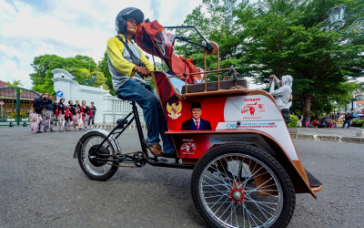Becak Tua? Nggak Zaman Lagi! Pebecak Lansia di Blora Kini Naik Becak Listrik dari Prabowo