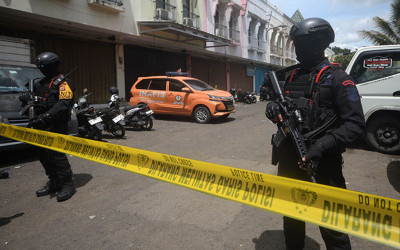 Tim Gegana Mengamankan Barang Diduga Bom di Bandung