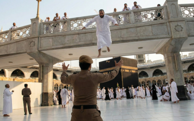 Askar Ini Tolong Pria Yang Lompat dari Lantai Atas Masjidil Haram Makkah