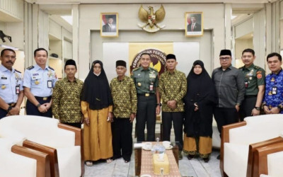 Beri Penghargaan Umrah untuk Keluarga Prajurit Korban KKB, Sekjend Kemhan Pimpin Pelepasan Jamaah ke Tanah Suci