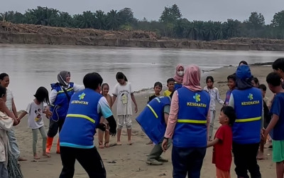 Relawan Kemenkes Bikin Anak-anak Aceh Tamiang Bangkit dari Trauma lewat Dongeng Boneka