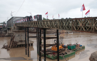 Gas Terus! TNI AD Kirim Kapal Keenam Bawa Material Jembatan Bailey ke Sumatera