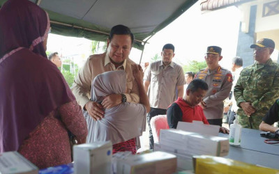 Peluk Haru Masyarakat Ketika Prabowo Tinjau Langsung Tapanuli yang Terdampak Bencana Alam