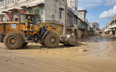 Nonstop Cleanup! Jalan Aceh Tamiang Dibersihin Alat Berat Hingga Larut Malam