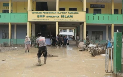 Aksi Brimob Bersihkan Sekolah Pascabanjir di Aceh Tamiang, Guru: Ini Sangat Membantu