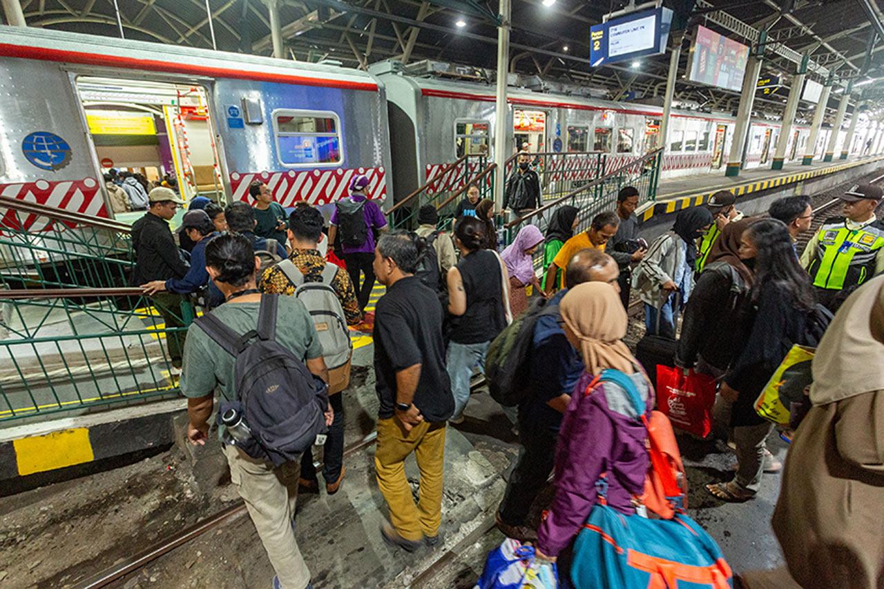 Sambut Tahun Baru 2026: Hotel- Hoter Full, 10 Juta Orang Healing! Kereta Api Jadi Moda Terfavorit, 31/12/2025 [astakom/str-Panji Arkananta]