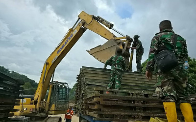 TNI Pasang Jembatan Bailey di Tapanuli Selatan