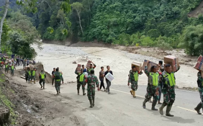 Personel TNI Kodim Aceh Tenggara Jalan Kaki Antar Bantuan