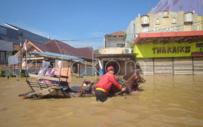 Sungai Citarum Meluap Bikin Bandung Terendam Banjir