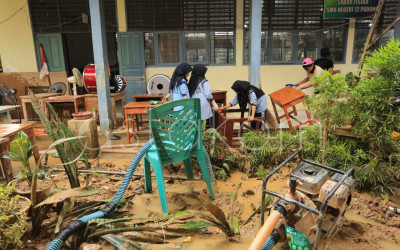 Bersihkan Sekolah Pasca Banjir Bandang di Padang