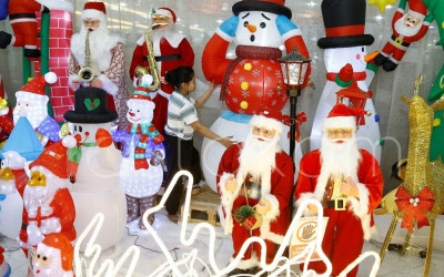 Penjualan Pernak-Pernik Natal di Surabaya