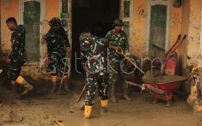 TNI AD Bersihkan Rumah Warga di Palembayan Agam