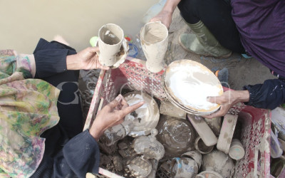 Warga Pidie Jaya Bersihkan Barang Pasca Banjir Bandang