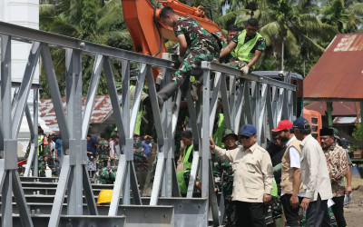 Presiden Pabowo dan Jajaran Sat Set! Cek Kekuatan Jembatan Bailey di Padang Pasca Bencana