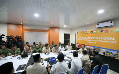 Presiden Prabowo Pimpin Rapat Terbatas di Aceh
